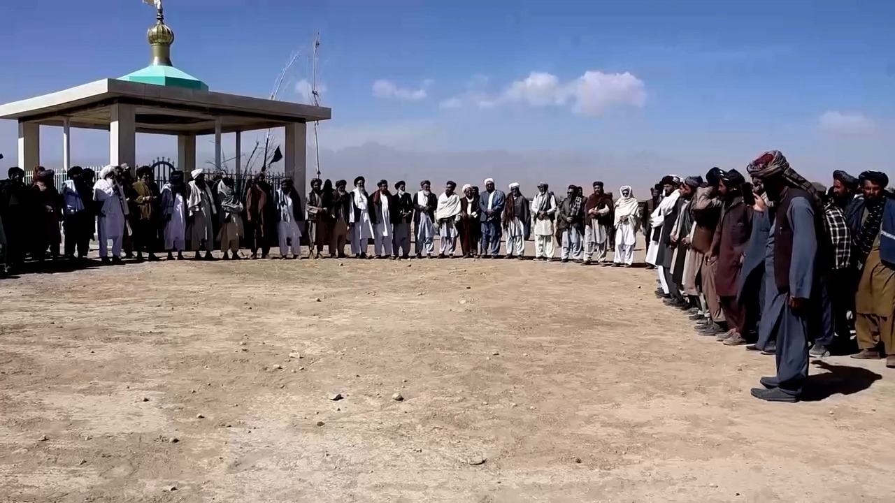 په غزني ولایت کې د دوو کلیو د اوسېدونکو ترمنځ هغه شخړه چې له امله یې ۱۲ تنه وژل شوي وو، په دوستۍ بدله شوه