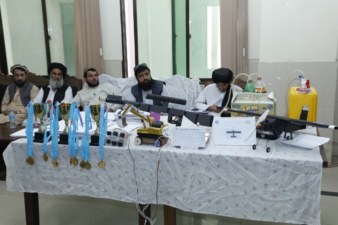 اهدای تحایف برای شاگردان ممتاز  امتحان  سیرت النبی( صلی الله علیه وسلم)