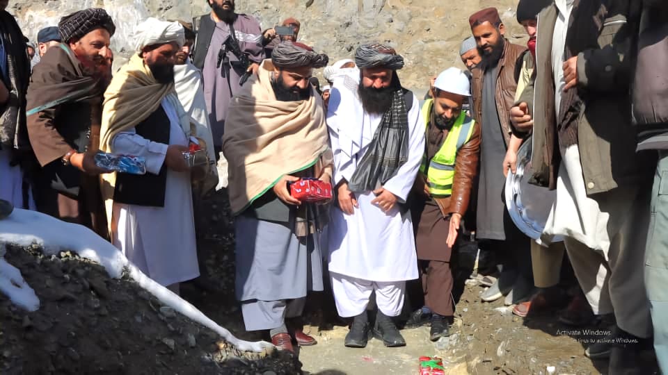 د سرحدونو قومونو او قبایلو چارووزارت يوه پلاوي ميدان وردګ ولايت ته د خپل سفر په ترڅ کې د يوه باب روغتيايي کلينک پرانيسته وکړه