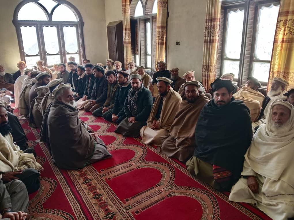 کنړ کې د ۳۵ کلنې شخړې سر بېره بلخ کې هم مسؤلينو ۸ کلنې شخړې ته د پای ټکی کېښود  يکشنبه ۲۱ رجب المرجب ۱۴۴۷  د کنړ ولايت د سرحدونو، قومونو او قبايلو چارو رياست مسؤلينو د ځايي قومي مشرانو او ديني عالمانو په ملتيا د دغه ولايت يه آسمار ولسوالي کې د يوې ۳۵ کلنې دښمۍ اوږدمهاله لانجې ختمې کړې او ښکېل لوري يې سولې ته راوبلل.   ياده دښمني، چې د ځمکو د ملکيت پر سر را پورته شوې وه دواړو خواوو ته يې د ګڼو مالي زيانونو ترڅنګ لويې خپلمنځي ستونزې هم پېښې کړې وې، چې د مسؤلينو د منځګړيتوب پر اساس په دوستي او ورورولي بدله شوه