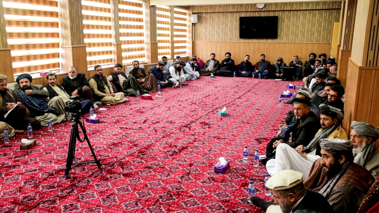 د سرحدونو، قومونو او قبایلو چارو وزیر د سیاسي چارو له شنونکو، متنفذینو او د پوهنتون له استادانو سره وکتل